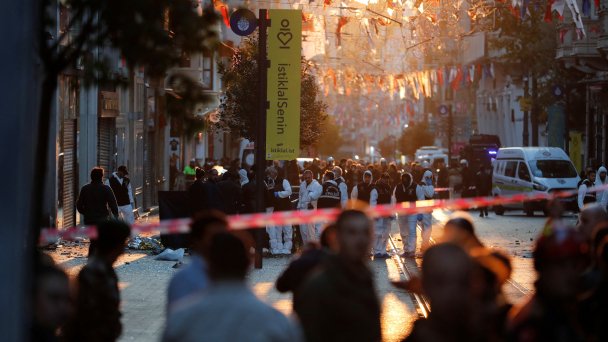 Последствия взрыва на улице Истикляль в Стамбуле (Фото Kemal Aslan / REUTERS)
