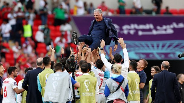 Игроки сборной Ирана празднуют победу (Фото Amanda Perobelli / Reuters)