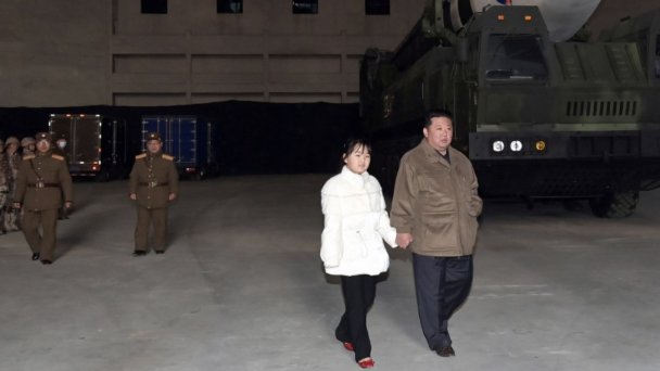 Ким Чен Ын вместе с дочерью на испытаниях баллистической ракеты (Фото ЦТАК)