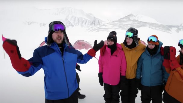 Скрин из видео «Я пережил 50 часов в Антарктиде» YouTube-блогера под псевдонимом MrBeast (на фото слева)