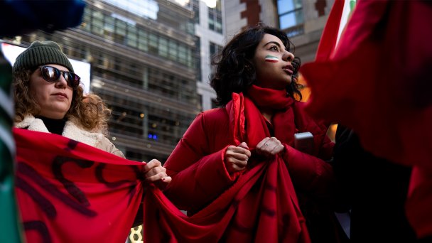 Акция протеста в центре Манхэттена (Фото Alexi Rosenfeld / Getty Images)