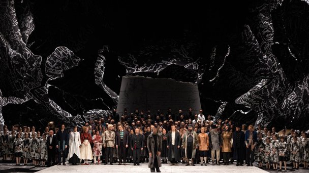 Актерский состав оперы «Борис Годунов» во время финальных аплодисментов в театре Ла Скала 7 декабря 2022 года в Милане, Италия (Фото Pietro D'Aprano / Getty Images)