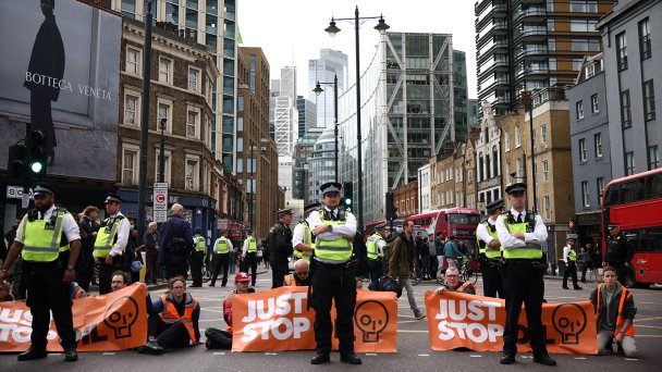 Активисты из Just Stop Oil блокируют дорогу в Лондоне в октябре 2022 года (Фото Henry Nicholls / Reuters)