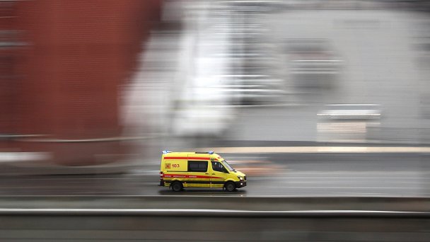 Машина скорой помощи на набережной в Москве (Фото Валерия Шарифулина / ТАСС)