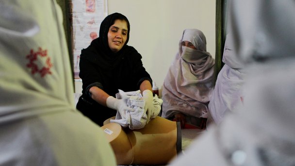 Школа акушерства, основанная организацией Save the Children в Тарин Ковте, Афганистан (Фото Kate Geraghty / Getty Images)