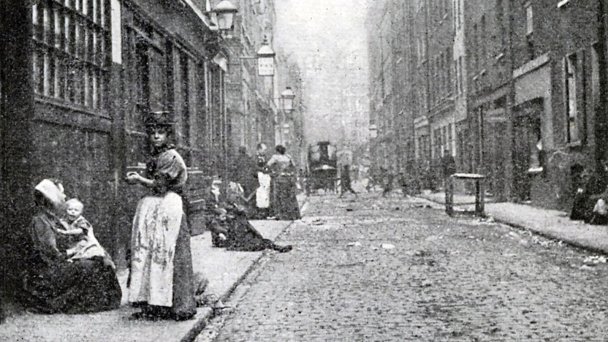 Девушки на улицах викторианского Лондона в бедном районе (Фото DR)