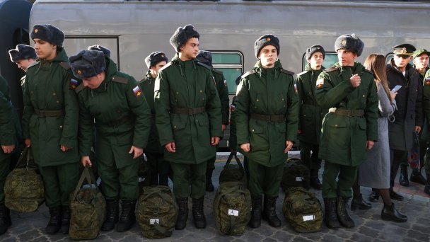 Призывники во время отправки для прохождения военной службы в воинских частях РФ (Фото Сергея Мальгавко / ТАСС)