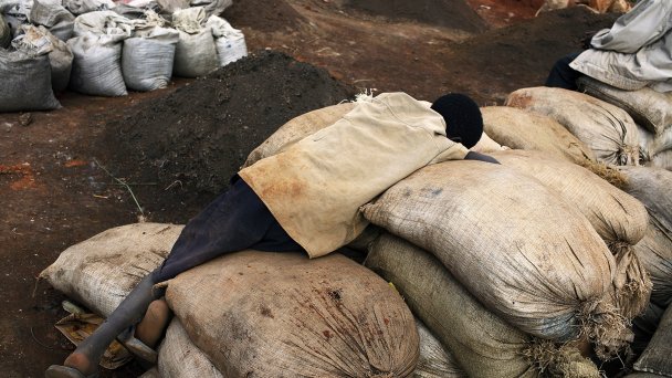 Мальчик спит на мешках с кобальтом, Конго 