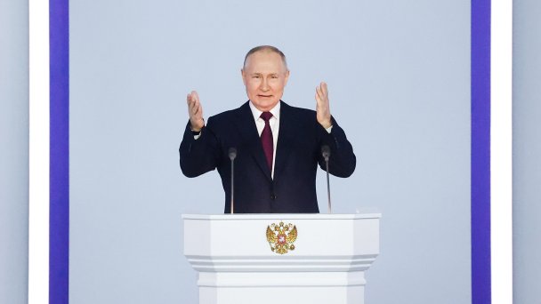 Владимир Путин во время выступления с ежегодным посланием Федеральному собранию РФ в Гостином дворе. (Фото Максима Блинова / POOL / ТАСС)