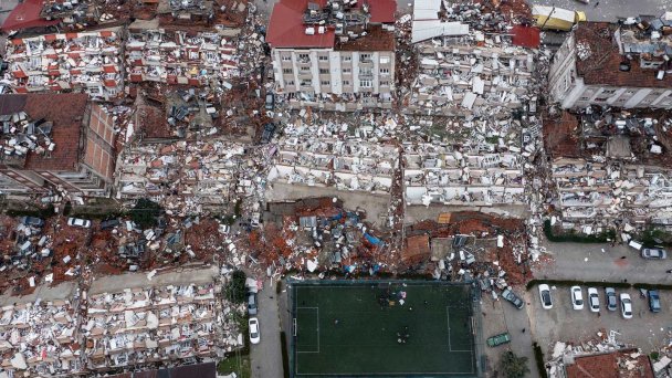 Вид с высоты птичьего полета на обломки рухнувших зданий после землетрясения магнитудой 7,7 произошедшего в Хатае, Турция, 6 февраля 2023 года (Фото Ercin Erturk / Anadolu Agency via Getty Images)
