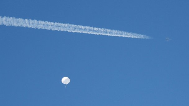 Реактивный самолет пролетает мимо предполагаемого китайского воздушного шара-шпиона у побережья Южной Каролины 4 февраля 2023 года. (Фото Randall Hill / Reuters)