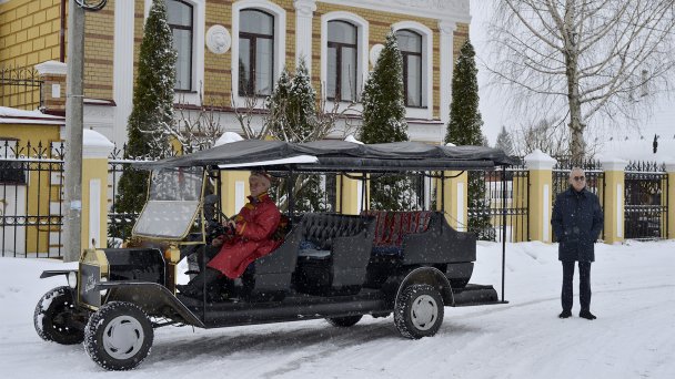 По селу туристов катает на электрокаре колоритный мужичок Владимир Иванович (Фото Валерия Нистратова для Forbes)