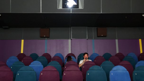 Зрители в зале кинотеатра (Фото Валерия Шарифулина / ТАСС)