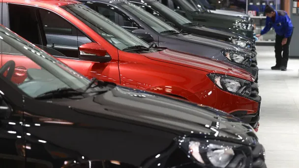 Продажа автомобилей Lada в дилерском центре (Фото Сергея Фадеичева / ТАСС)