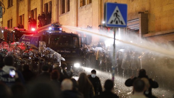 Акция протеста против законопроекта об иноагентах в Тбилиси (Фото David Mdzinarishvili / Anadolu Agency via Getty Images)