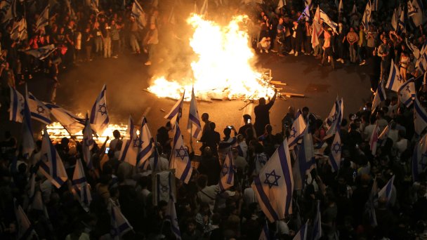 Акции протеста в Тель-Авиве после увольнения министра обороны Израиля Йоава Галанта. (Фото Mostafa Alkharouf / Anadolu Agency via Getty Images)