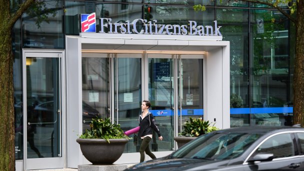 Банк First Citizens имеет более 500 филиалов в 21 штате и удвоил свои размеры до $219 млрд долларов, приобрев SVB. (Фото Melissa Sue Gerrits / Getty Images)