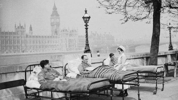 Больные туберкулезом в Лондоне отдыхают на воздухе у Темзы, напротив здания парламента. Май 1936 года. (Фото Fox Photos / Getty Images)
