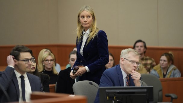 Актриса Гвинет Пэлтроу, адвокат Стив Оуэнс на заседании по делу о столкновении на лыжах в 2016 году. (Фото AP / TACC)