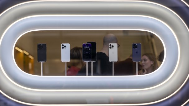 Смартфоны iPhone 14 Pro в витрине магазине (Фото Jason Alden / Bloomberg via Getty Images)