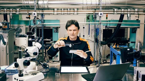 Мартин Рошайзен из Diamond Foundry говорит, что за его монокристаллическими алмазными пластинами весом 400 карат ― будущее полупроводников, а еще небьющиеся экраны смартфонов. (Фото Cody Pickens for Forbes)