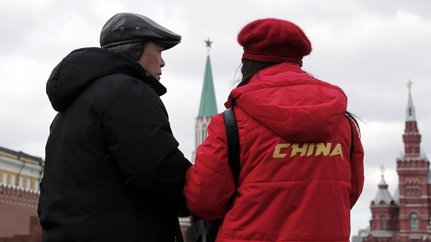  Туристы из Китая на Красной площади в Москве (Фото EPA / TASS)