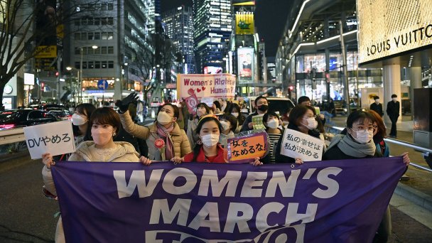 Марш по случаю женского дня в Токио (Фото David Mareuil / Anadolu Agency via Getty Images)