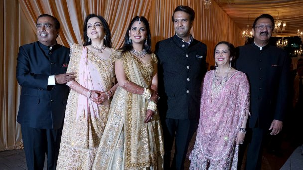 Мукеш Амбани с женой Нитой, дочерью Ишей, зятем Анандом Пирамалом и его родителями  (Фото Prodip Guha / Hindustan Times via Getty Images)