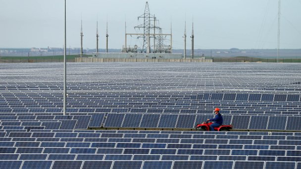 Солнечные панели электростанции (Фото Валерия Шарифулина / ТАСС)