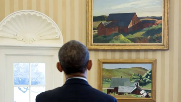 Барак Обама смотрит на картины Эдварда Хоппера в Овальном кабинете Белого дома, 7 февраля 2014 года. (Фото Chuck Kennedy)