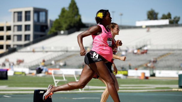 Беременная Алисия Монтано бежит в первом раунде женского забега на 800 метров во второй день чемпионата USATF в 2014 году. (Фото Ezra Shaw / Getty Image)