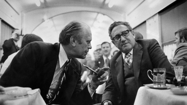 Президент США Джеральд Форд (слева) беседует с госсекретарем Генри Киссинджером, 1974 год (Фото Universal History Archive via Getty Images)