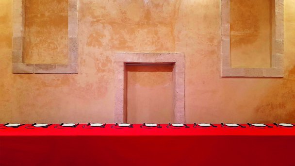 Инсталляция «Тайная вечеря» Андрея Филиппова в пространстве венецианского собора Святого Рока на Крите (Фото Ioannis N. Arhontakis)