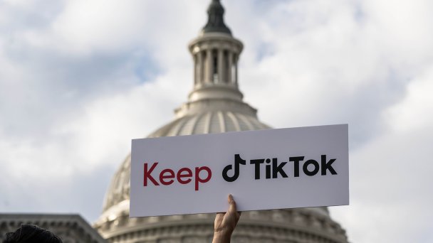 Плакат в поддержку TikTok во время пресс-конференции у здания Капитолия США в Вашингтоне в марте 2023 года (Фото Nathan Howard / Bloomberg via Getty Images)