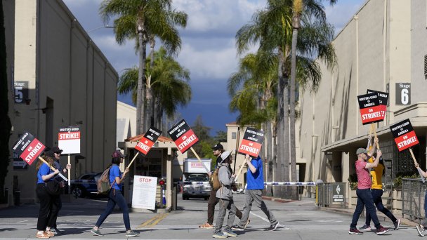 Пикет возле студии Warner Brothers (WB) Studios в Бербанке, Лос-Анджелес (Фото AP Photo / TASS)