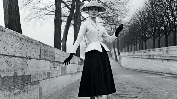 Модель в жакете коллекции Christian Dior на набережной Парижа в 1947 году (Фото Dior)