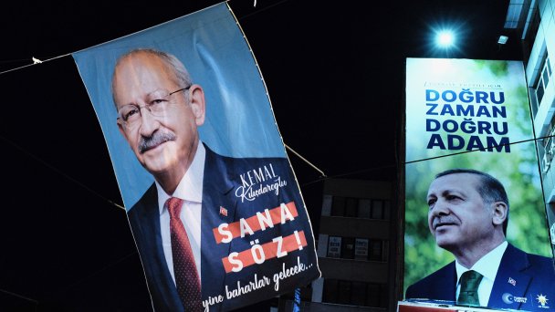 Плакаты с фотографиями кандидатов в президенты Турции Кемаля Кылычдароглу и Реджепа Тайипа Эрдогана (Фото Umit Turhan Coskun / NurPhoto via Getty Images)