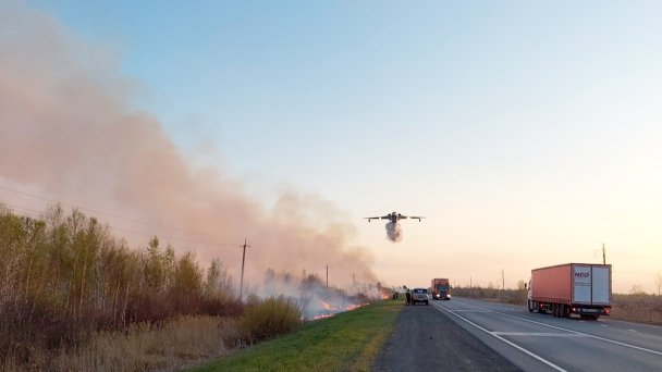 Тушение пожара с помощью самолета (Фото Алексея Боярского)