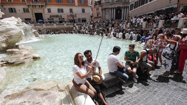 Туристы у фонтана Треви в Риме (Фото EPA / TASS)