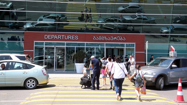Аэропорт в Тбилиси (Фото EPA / ZURAB KURTSIKIDZE / ТАСС)