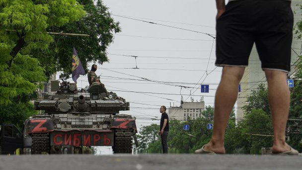 Танк бойцов ЧВК «Вагнер» на одной из улиц Ростова-на-Дону (Фото EPA / TASS)