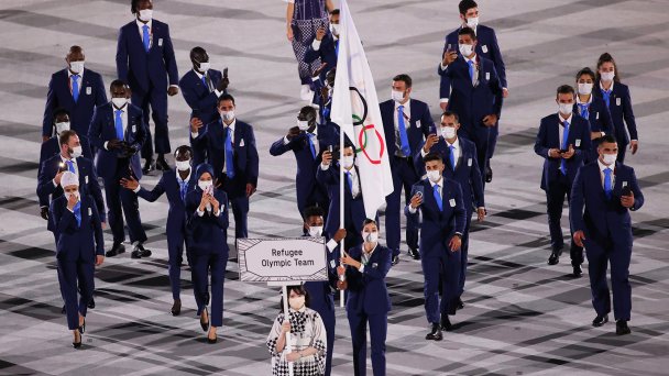 Олимпийская сборная беженцев во время церемонии открытия Олимпийских игр 2020 года в Токио (Фото Reuters)
