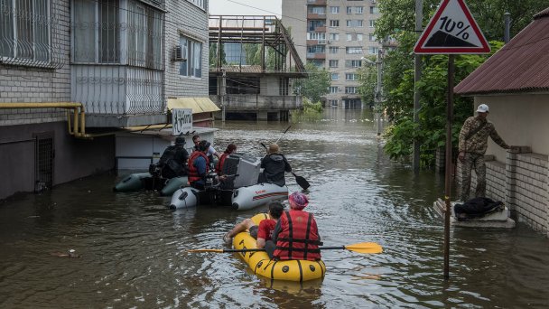 Во время эвакуации из затопленного района после прорыва плотины в Новой Каховке (Фото Vladyslav Musiienko / Reuters)