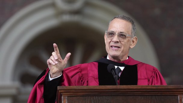 Том Хэнкс произносит речь в Гарвардском университете в мае 2023 года (Фото AP / TASS)