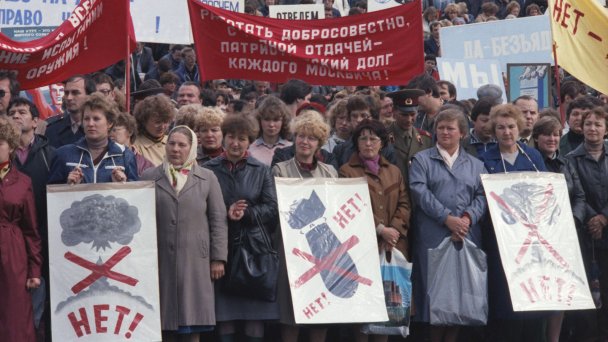 Митинг в поддержку политической антивоенной инициативы СССР. (Фото Владимира Завьялова / Фотохроника ТАСС)