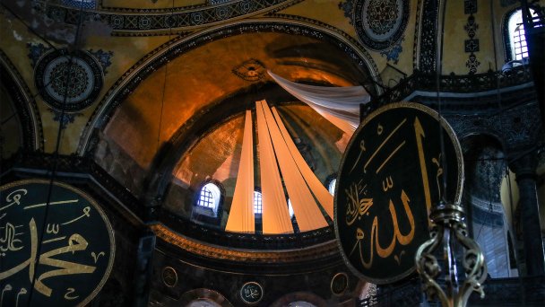 Закрытые лики христианских святых и византийские фрески в Большой мечети Айя-София (Фото Валерия Шарифулина / ТАСС)