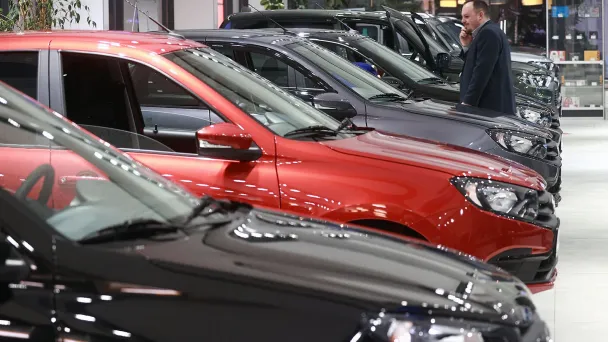 Продажа автомобилей Lada в Москве (Фото Сергея Фадеичева / ТАСС)