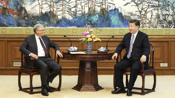 Билл Гейтс и Си Цзиньпин (Фото Yin Bogu / AP / TASS)