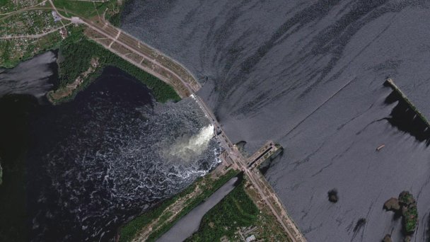 Вид на Каховскую ГЭС со спутника 6 июня (Фото Maxar Technologies / Reuters)