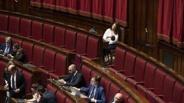 Депутат Джильда Спортьелло кормит грудью своего сына Федерико в Палате депутатов (Фото Contrasto / Reuters)